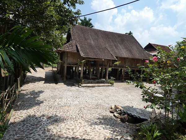 Mường Bi Homestay - Nhà sàn gỗ tại làng Mường cổ
